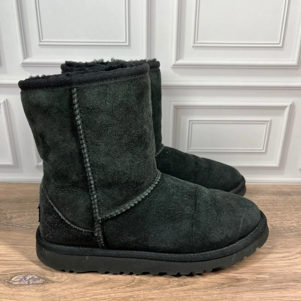 UGG Classic Short II Kids Black Suede Shearling Winter Boots 5251 Size 4